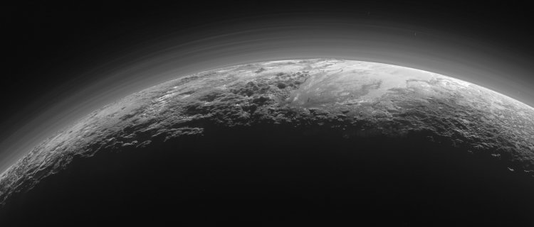 Новые фотографии Плутона: детальный рельеф в солнечных лучах