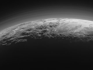 Новые фотографии Плутона: детальный рельеф в солнечных лучах