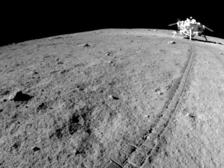«Нефритовый заяц» прислал подробные снимки поверхности Луны