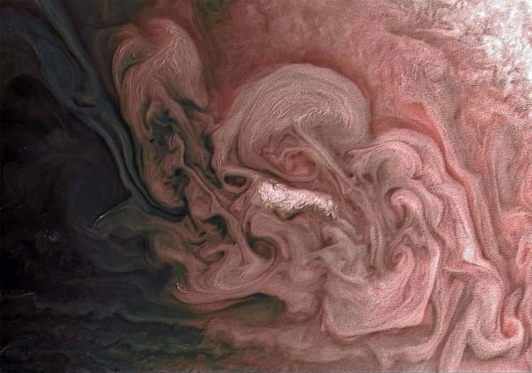 Розовый шторм на Юпитере