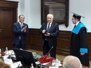 Главе РАН вручили академическую мантию