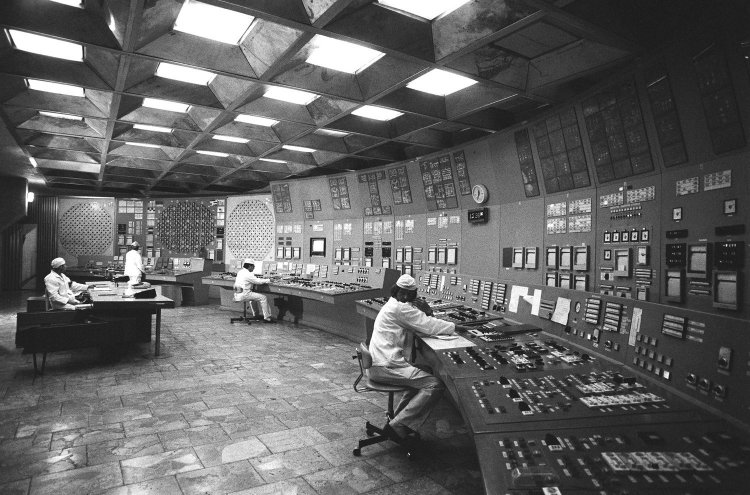 В помещении блочного щита управления энергоблока Чернобыльской атомной электростанции в городе Припять за несколько месяцев до катастрофы, ноябрь 1985 года