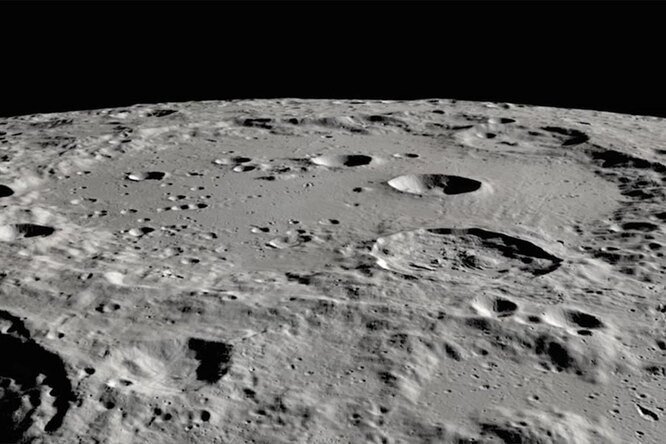Поверхность Луны / Источник фото: Популярная механика