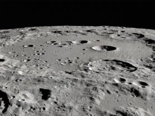 Поверхность Луны / Источник фото: Популярная механика