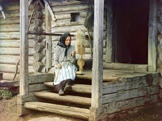 Женщина прядёт пряжу в деревне Изведово. Прокудин-Горский