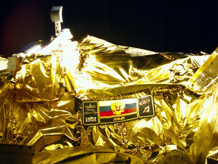 Снимок в научном формате, полученный одной из стереокамер комплекса СТС-Л автоматической станции «Луна-25» 15 августа 2023 года в 00:00:22 дмв на этапе перелета с расстояния около 380 000 км от Земли. Фотография: ИКИ РАН
