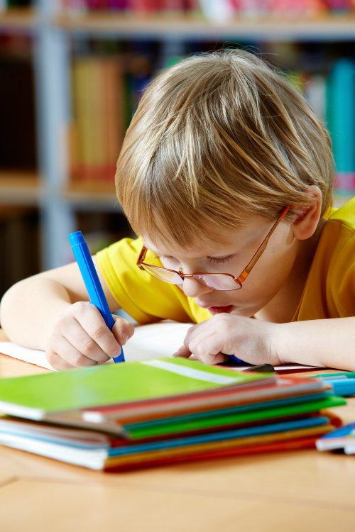 К школе ребенок должен уметь держать письменные принадлежности, подолгу сохранять внимание и усидчивость