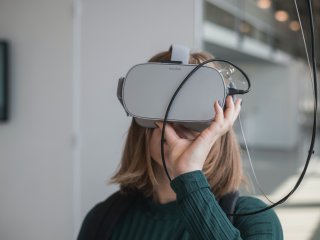 Операция в очках дополненной реальности. Источник: Maxim Hopman / Фотобанк Unsplash 