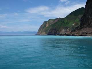 Белые воды Куэйшаньтао: богатые серой гидротермальные жидкости делают море молочного цвета. Фото: MARUM – Center for Marine Environmental Sciences, University of Bremen; S. Bühring