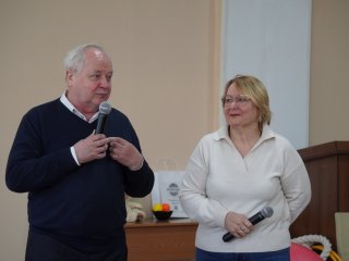Представители Комплексного реабилитационно-образовательного центра учитель-дефектолог Галина Владимировна Лебединская и инструктор-методист по лечебной физкультуре Андрей
Васильевич Гусев. Фото: Анастасия Жукова / «Научная Россия»