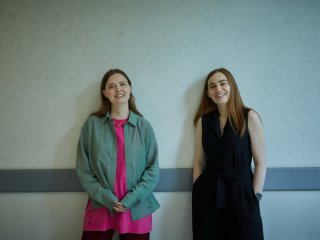 Корреспондент портала «Научная Россия» Янина Хужина и научный сотрудник ИВНДиНФ РАН Дарья Романова. Фото: Елена Либрик / «Научная Россия»