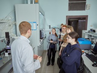ИИ в химии, новые материалы и «переключаемые» молекулы. Студенческий тур в ИОНХ РАН. Фото: Елена Либрик / «Научная Россия»