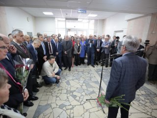 Академику Фортову — 80 лет! В ОИВТ РАН открылась мемориальная доска в память о великом ученом. Фото: Ольга Мерзлякова / Научная Россия