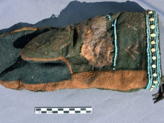 Рукавица из погребения Ус-Сэргэ 1. Фото предоставлено Николаем Кирьяновым