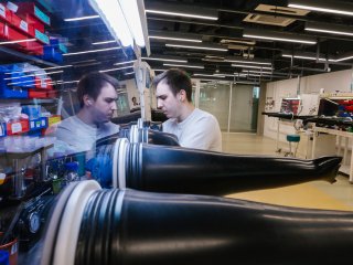 Работа с ячейкой монеточного типа внутри перчаточного бокса. Фото: Ольга Мерзлякова / «Научная Россия»