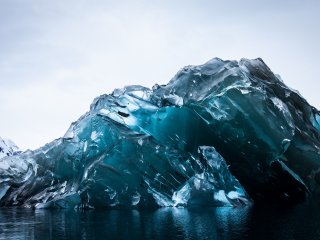Голубой лед айсберга прекрасен на фотографии