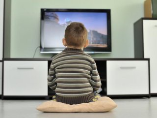 Всего час ТВ в день может приводить детей к ожирению