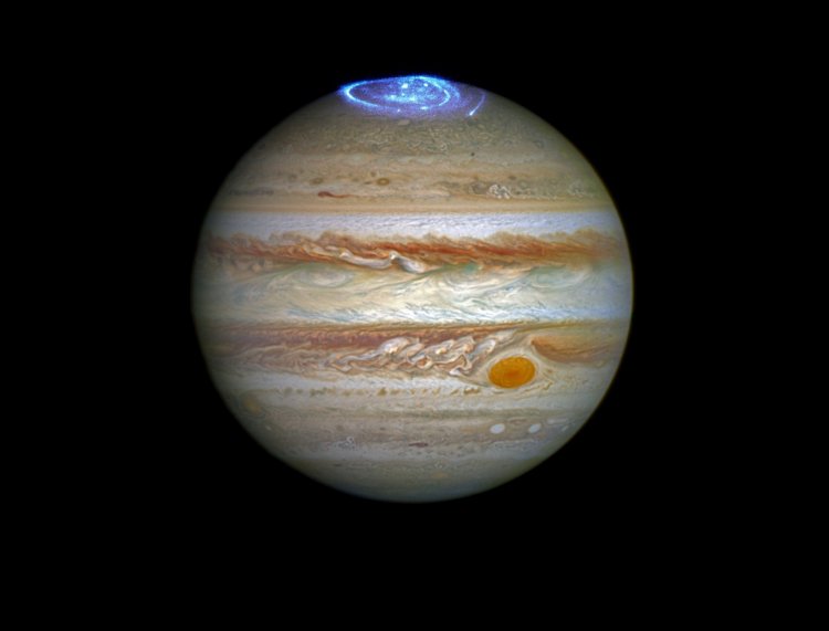 Хаббл увидел «северное сияние» на Юпитере