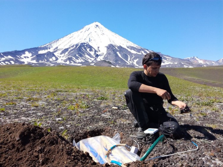 Специалисты ИНГГ СО РАН устанавливают сейсмостанции по всей Камчатке. Фото предоставлено И. Ю. Кулаковым