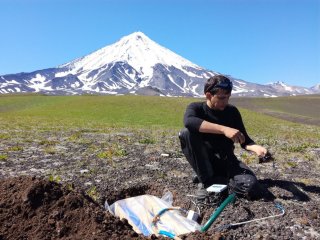 Специалисты ИНГГ СО РАН устанавливают сейсмостанции по всей Камчатке. Фото предоставлено И. Ю. Кулаковым
