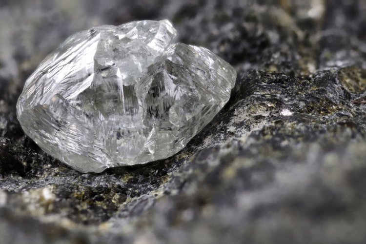 Алмаз ─ самый твердый минерал в природе ─ один из первых минералов, появившихся на Земле. Фото: https://ru.123rf.com.