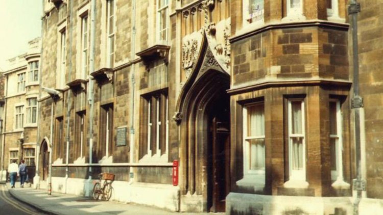 Кавендишская лаборатория в Кембридже, во дворе которой была лаборатория Петра Капицы. Источник фото: lindahall.org