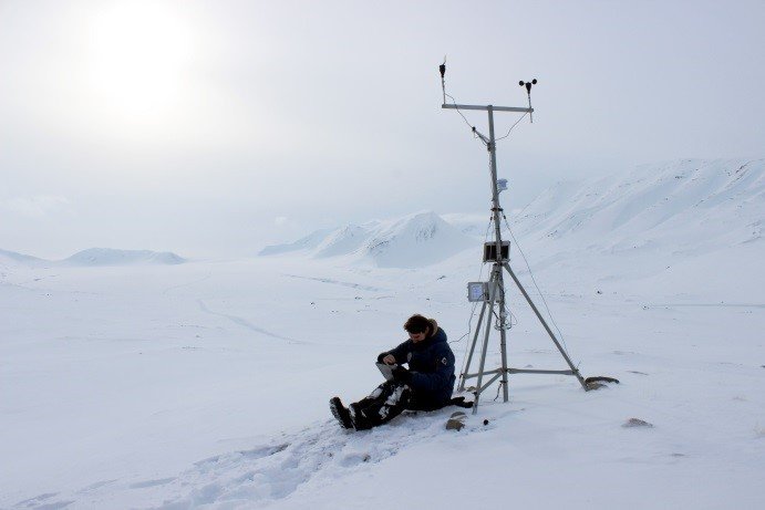 Проверка работы автоматической метеостанции на леднике Восточный Грёнфьорд, 17.04.22, фото И. Василевич
