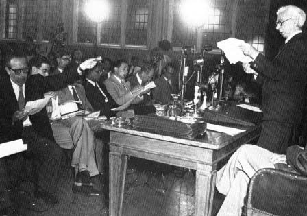 Лорд Бертран Рассел оглашает Манифест Рассела — Эйнштейна. Лондон, 9 июля 1955 г.