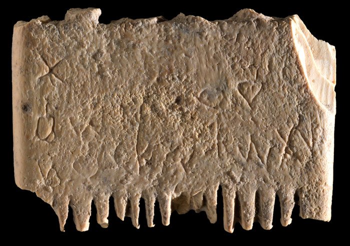 Гребень из слоновой кости 1700 г. до н.э., на котором оставлена надпись на ханаанском языке. Источник фотографии: eurekalert.org