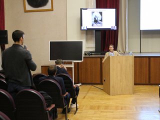 Т.А. Крылова отвечает на вопросы участника конференции А.Е. Шемякова. Источник фото: ФИАН