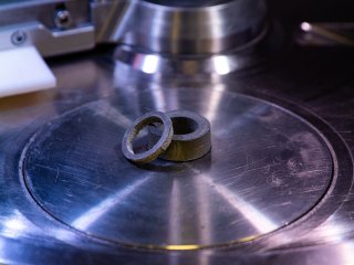 Образцы магнитов, напечатанных на 3D-принтере в УрФУ. Источник фото: пресс-служба УрФУ / Александр Трифонов