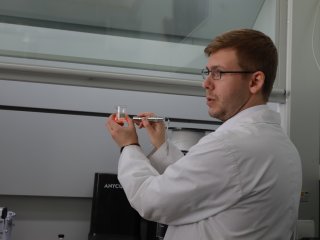 От УФ-защиты до очистки воды: разработки отечественных химиков показали студентам в ИОНХ РАН. Фото: Елена Либрик / «Научная Россия»