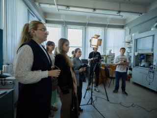 ИИ в химии, новые материалы и «переключаемые» молекулы. Студенческий тур в ИОНХ РАН. Фото: Елена Либрик / «Научная Россия»