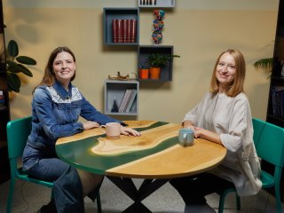 Корреспондент портала «Научная Россия» Янина Хужина и физик Юлия Свенская. Фото: Елена Либрик / «Научная Россия»