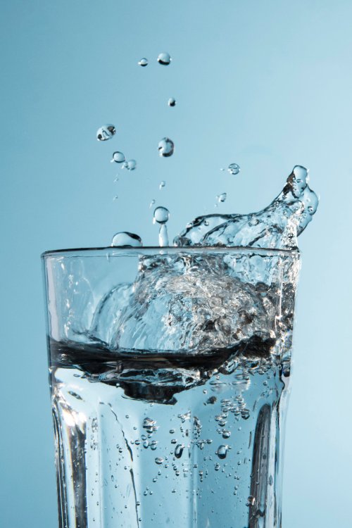 Труд микробиологов существенно облегчило то, что к добыче минеральных вод, используемых для питья и лечения, предъявляются строгие санитарные требования. Фото: freepik / фотобанк Freepik