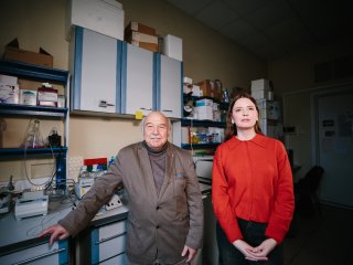 Член-корреспондент РАН Сергей Разин и корреспондент «Научной России» Янина Хужина. Фото: Ольга Мерзлякова / «Научная Россия»