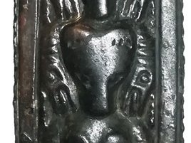 Бронзовая бляха с изображением «медведей в жертвенной позе». Предоставлено Алексеем Фрибусом