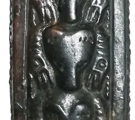 Бронзовая бляха с изображением «медведей в жертвенной позе». Предоставлено Алексеем Фрибусом