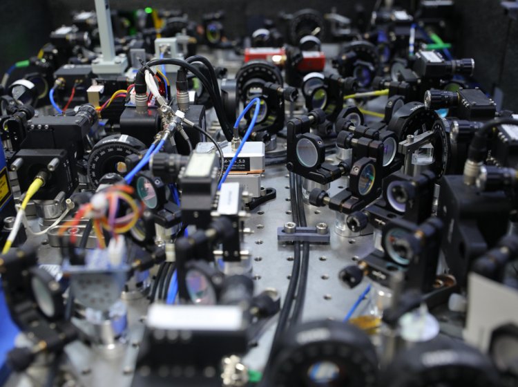 Системы 70-кубитного квантового компьютера в лаборатории ФИАН. Фото: Николай Малахин / «Научная Россия»