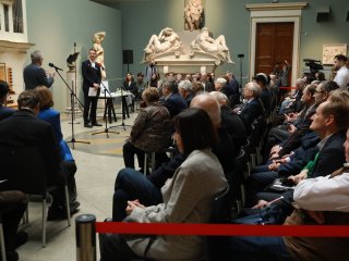 Лауреатов премии OGANESSON–2025 наградили в зале Микеланджело Пушкинского музея. Фото: Николай Малахин / Научная Россия