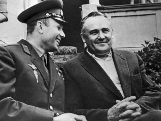 Сергей Королев и Юрий Гагарин после исторического полета человека в космос. © РИА Новости / Сергеев