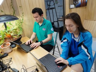 Выполнение психологического эксперимента «Парус» (изучение особенностей психологической адаптации). Фото из архива ИМБП РАН
