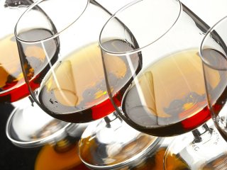 Знаменитый «бокал красного вина в день» полезен не всем
