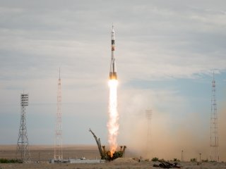 По дороге на МКС очередной экипаж избежал столкновения с обломком старой ракеты