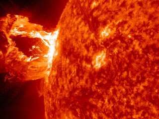 Потоки протонов порождаются самими вспышками на Солнце, но не ударной волной