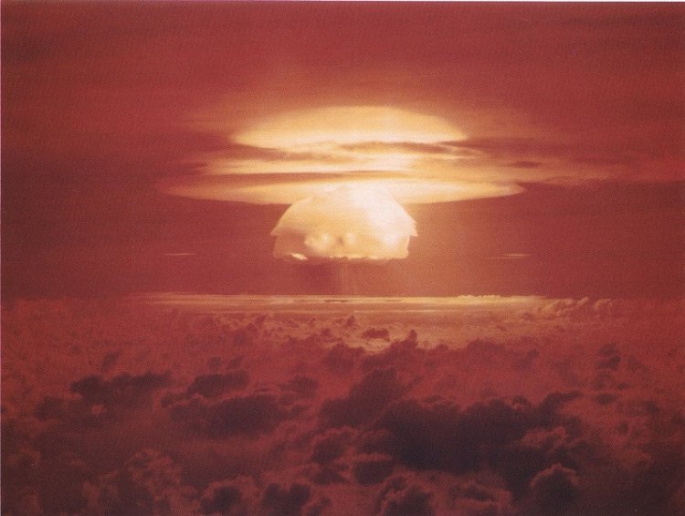 1 марта 1954 года. США испытали термоядерную бомбу на атолле Бикини