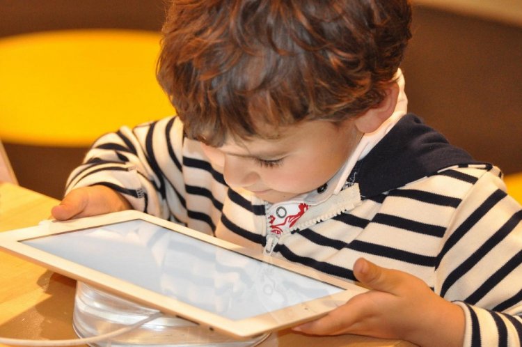 Общение с портативным устройством повышает у детей риск задержки развития речи