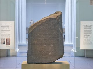 Британский музей выложил в сеть трехмерную модель Розеттского камня