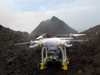 За вулканами наблюдают дроны