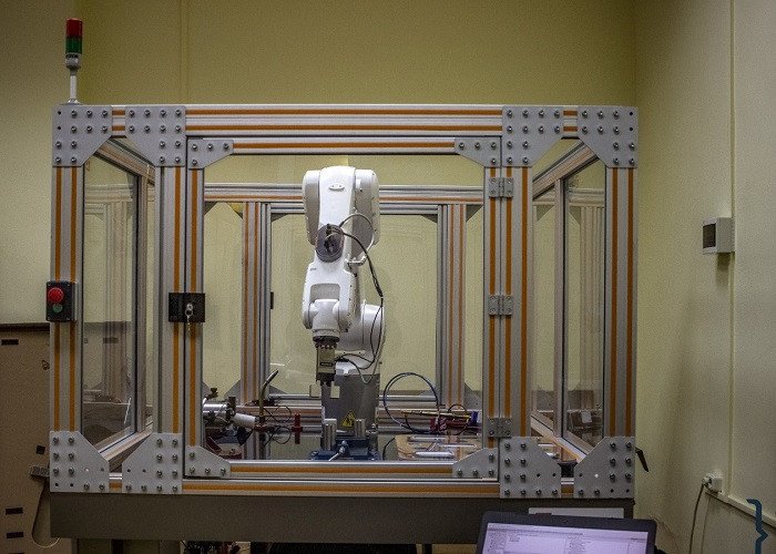 Промышленный робот-манипулятор запущен в ЮФУ. Фото: пресс-служба ЮФУ. 